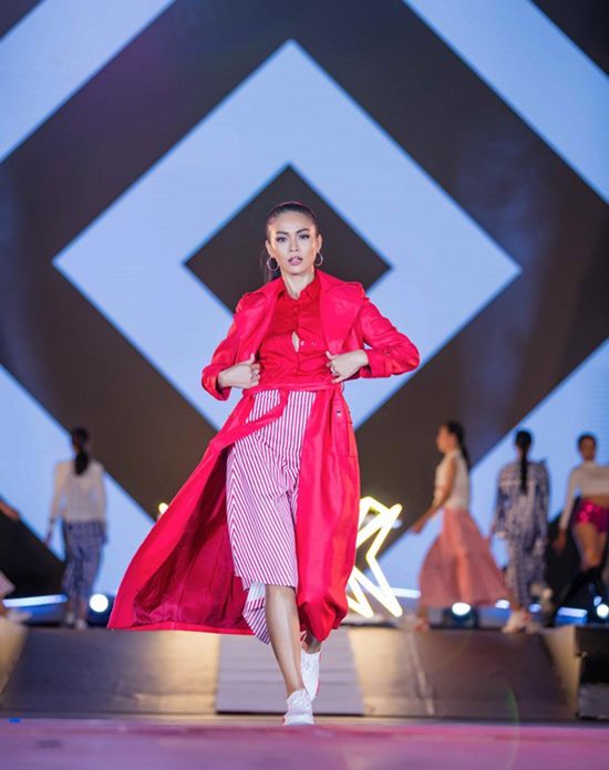 Quán quân Next Top Việt lộ ngực vẫn bình thản trên sàn diễn